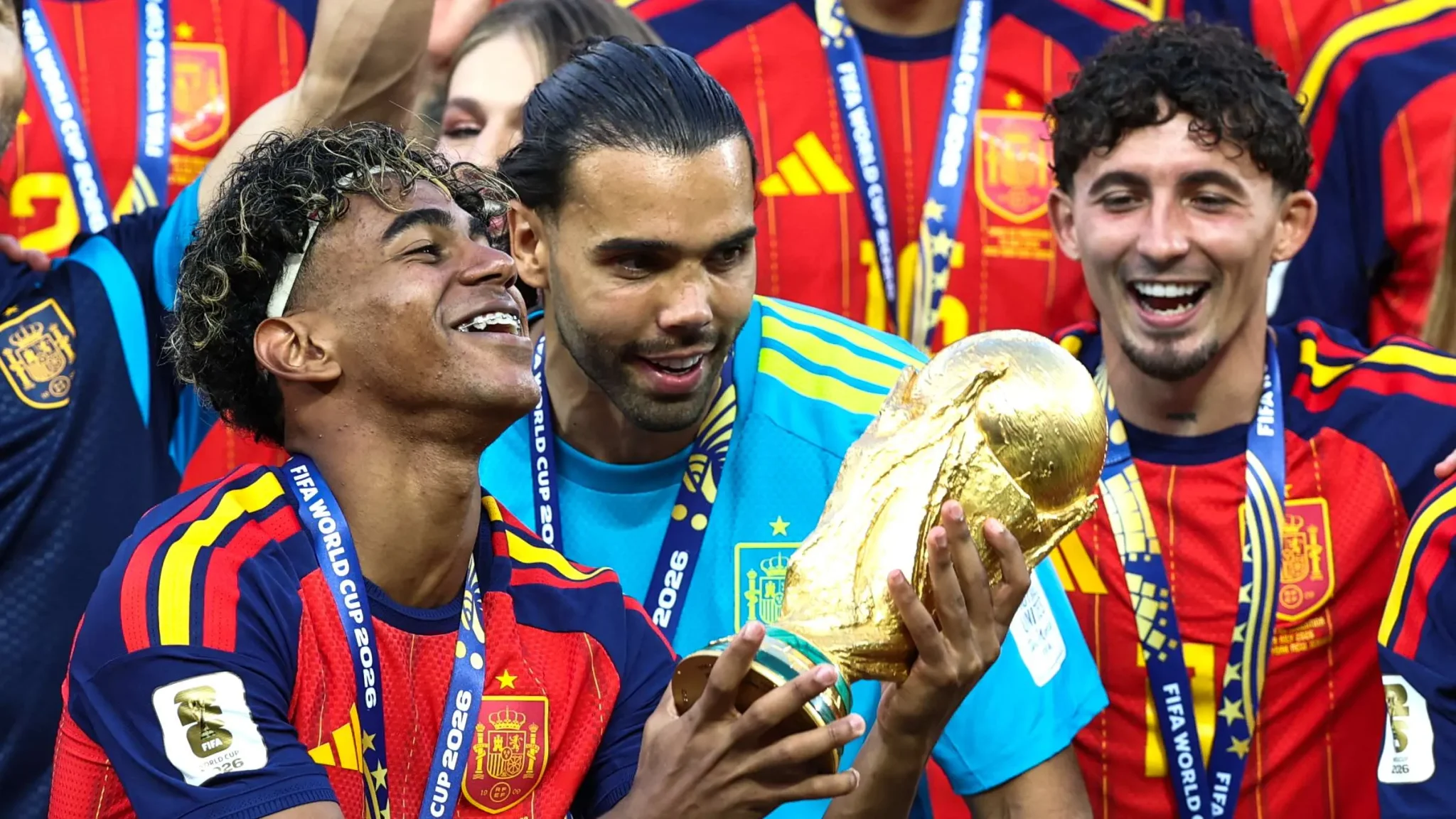 لاعبو منتخب إسبانيا يحتفلون بكأس العالم 2026، مع لامين يامال حاملاً الكأس وسط فرحة الفوز على الأرجنتين.