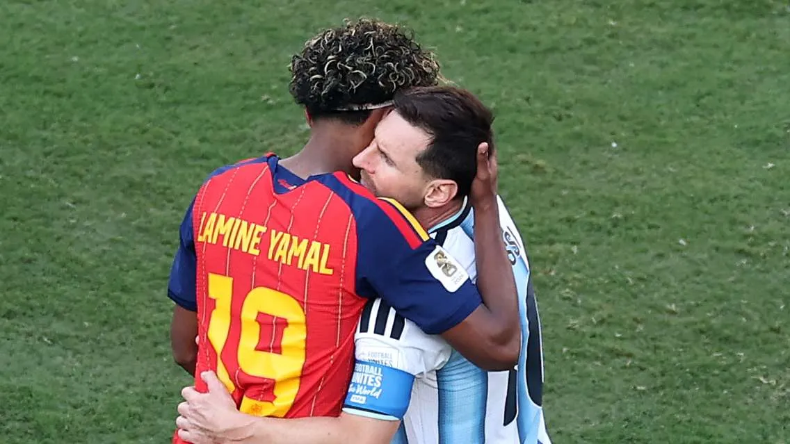 لامين يامال يحتضن ليونيل ميسي بعد نهائي كأس العالم 2026، مشهد يعكس احترام وتاريخ مشترك بين نجمي كرة القدم.