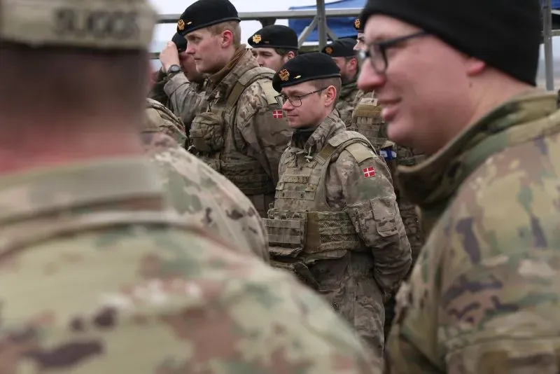 جنود يرتدون زيًا عسكريًا أثناء تدريب في الدنمارك، يعكسون التحولات في السياسة الدفاعية الأوروبية بعد الغزو الروسي لأوكرانيا.