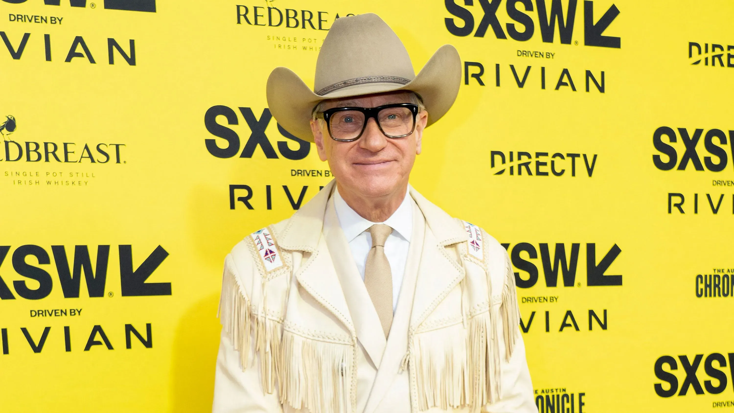 بول فيغ في مهرجان SXSW، يرتدي ملابس مميزة ويعبر عن مشاعره حول ضغوط إطلاق فيلم "برايدسميدز" وتأثيره على الكوميديا النسائية.