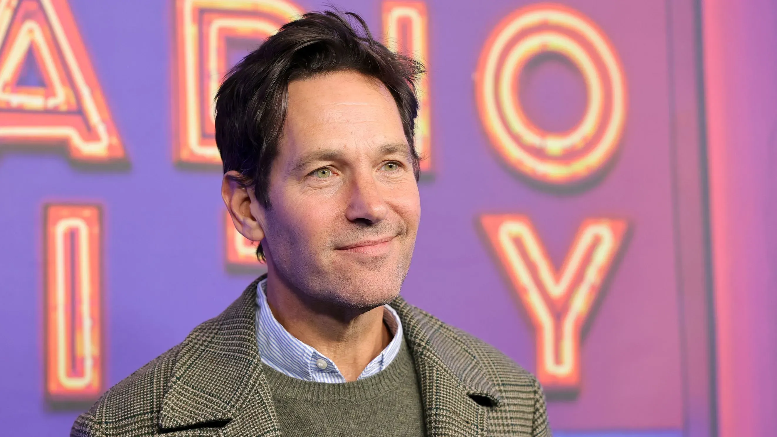 بول رود مبتسم خلال عرض حفل العودة للوطن، حيث تفاعل مع مايلي سايرس التي أهدته تحية أثناء أدائها أغنيتها "فلاورز".