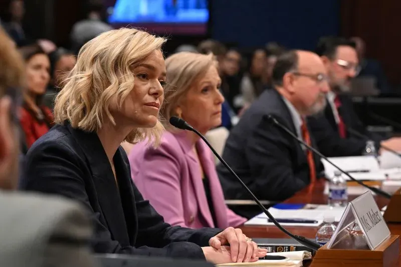 شهادة قادة وسائل الإعلام العامة أمام الكونغرس حول تمويل PBS وNPR، مع التركيز على أهمية الدعم الفيدرالي للبرامج المحلية.