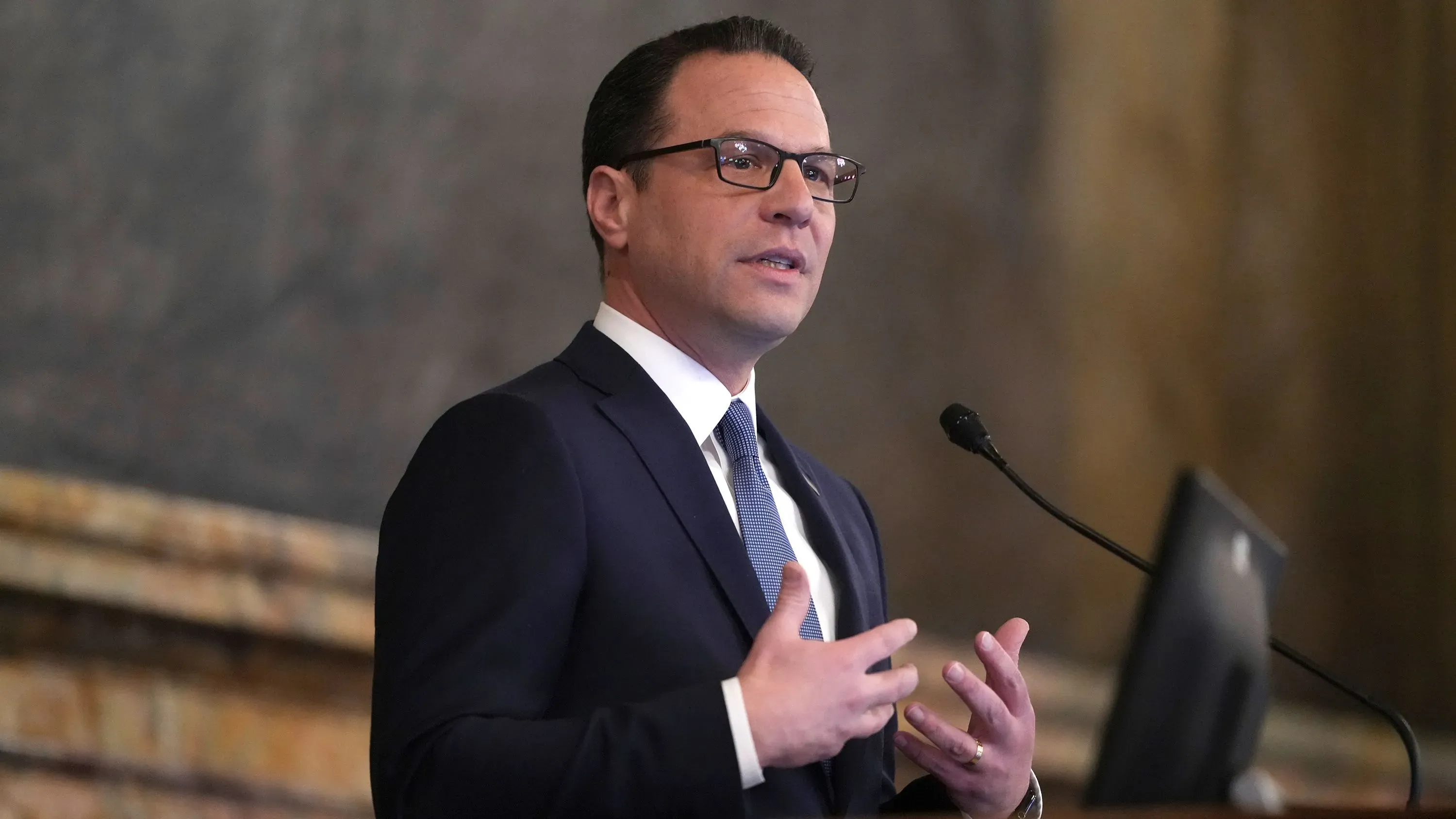 الحاكم جوش شابيرو يتحدث في مؤتمر صحفي حول حريق متعمد في مقر إقامته بولاية بنسلفانيا، مع التأكيد على سلامة عائلته.