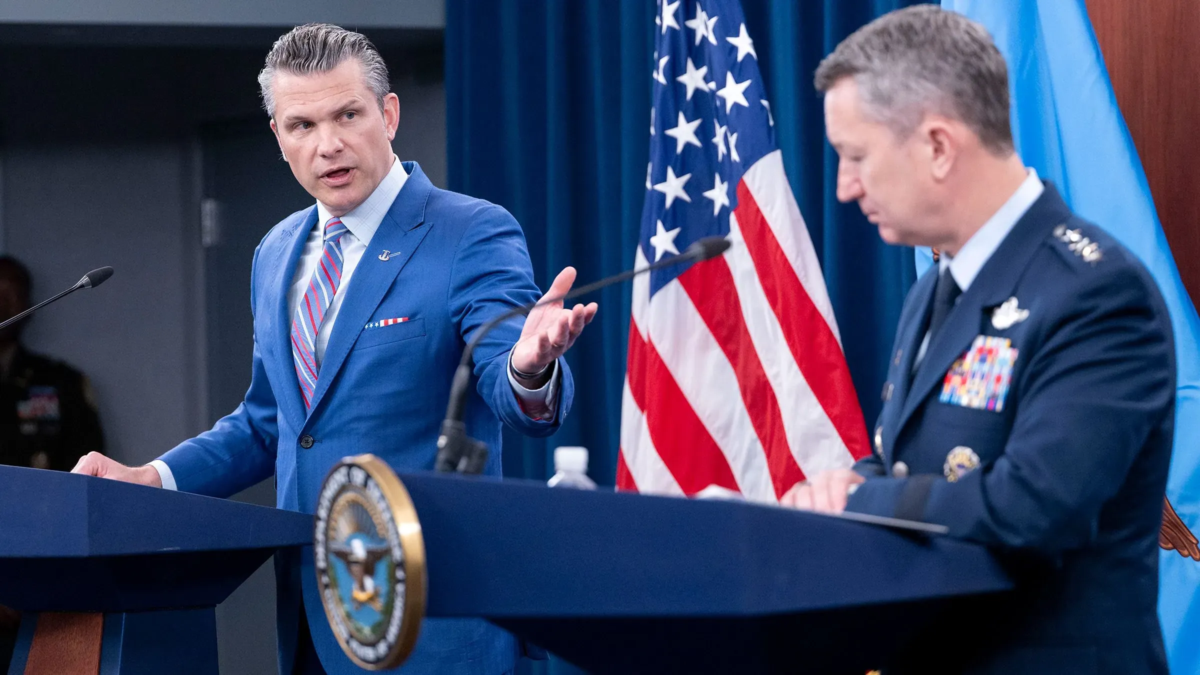 مؤتمر صحفي في البنتاغون حول تفاصيل غارة عسكرية أمريكية على مواقع نووية إيرانية، مع وزير الدفاع ورئيس الأركان.