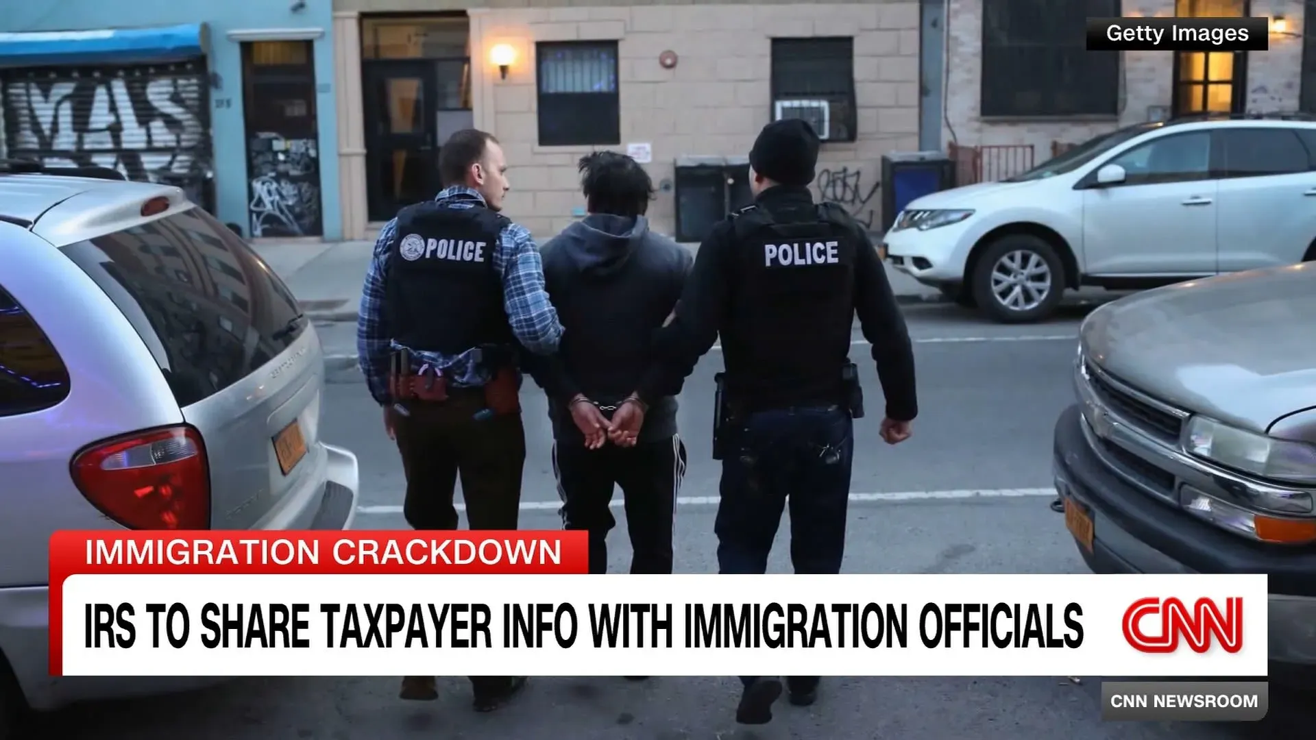 اعتقال مهاجر غير موثق من قبل موظفي إنفاذ القانون، مما يعكس المخاوف بشأن مشاركة بيانات دافعي الضرائب مع وزارة الأمن الداخلي.