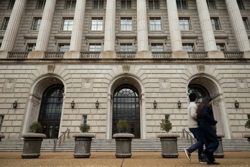 واجهة مبنى دائرة الإيرادات الداخلية في الولايات المتحدة، حيث يثير اتفاق مشاركة البيانات مع وزارة الأمن الداخلي القلق بين المهاجرين غير الموثقين.