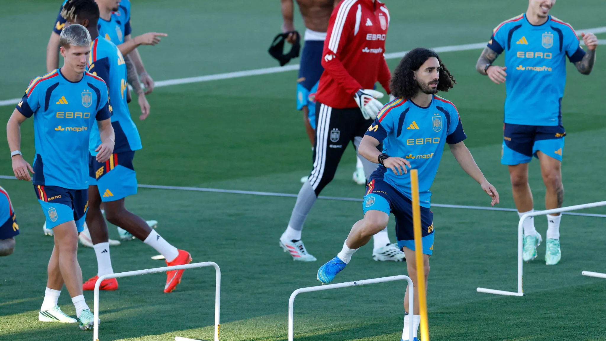 لاعبو المنتخب الإسباني يخوضون تدريبات تكتيكية على العشب استعداداً لمباريات دوري الأمم الأوروبية.