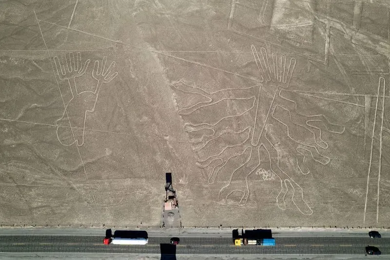 خطوط نازكا الشهيرة في صحراء بيرو، تظهر نقوش جيوغليفية ضخمة، محاطة بالنشاط البشري، مما يثير القلق حول حماية التراث الثقافي والبيئي.