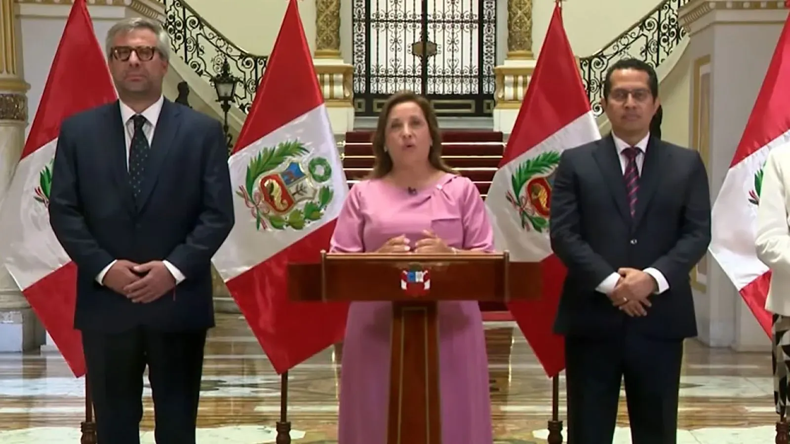 الرئيسة البيروفية دينا بولوارتي تتحدث في قصر الحكومة، محاطة بأعلام بيرو، مُعلنةً عن انتخابات عامة في 12 أبريل 2026.