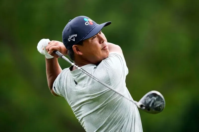 اللاعب سي وو كيم في لحظة تسديد ضربة آس نادرة في الجولة الثانية من بطولة رابطة محترفي الجولف للمحترفين 2025 في شارلوت، نورث كارولينا.