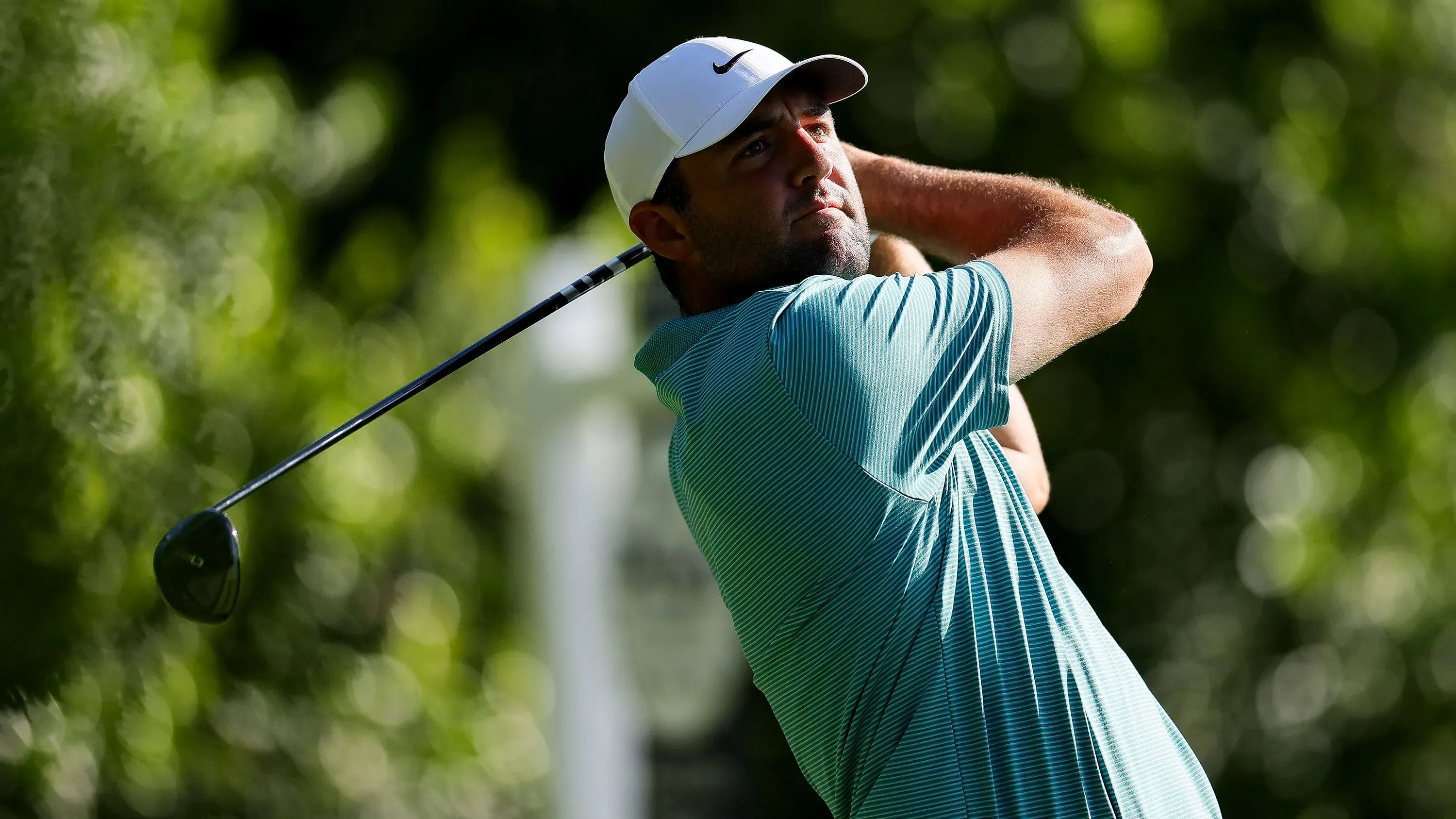 سكوتي شيفلر، المصنف الأول عالميًا، يسدد الكرة في ملعب الجولف خلال بطولة رابطة محترفي الجولف الأمريكية 2025 في شارلوت.