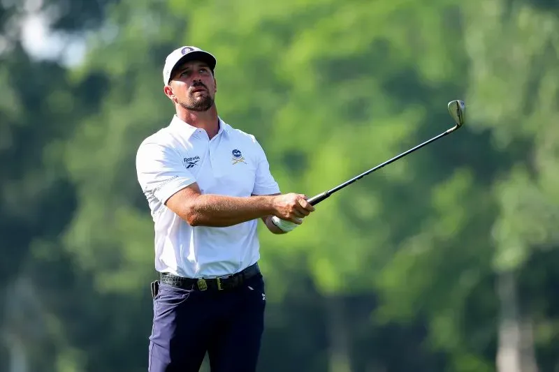 سكوتي شيفلر، المصنف الأول عالميًا، يستعد لضرب الكرة في ملعب الجولف مع خلفية خضراء، في بطولة رابطة محترفي الجولف الأمريكية 2025.