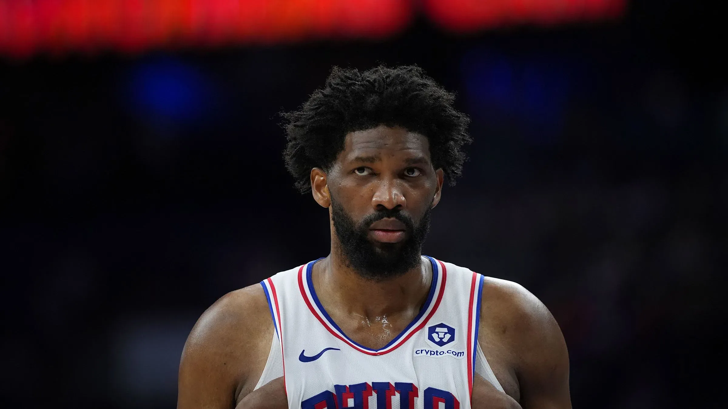 جويل إمبييد، نجم فريق فيلادلفيا 76ers، يظهر بتعبير جاد قبل خضوعه لعملية جراحية في ركبته اليسرى، بعد موسم مليء بالإصابات.