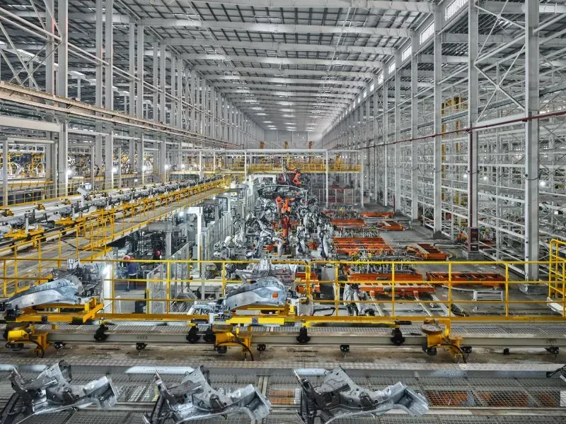 مصنع BYD للسيارات الكهربائية يظهر خطوط الإنتاج الآلي الحديثة، مع غياب العمال البشريين، مما يعكس التحول التكنولوجي في الصناعة.