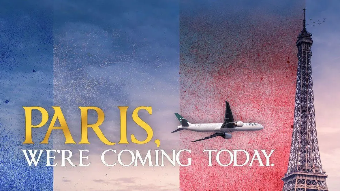 صورة ترويجية لشركة الخطوط الجوية الباكستانية، تُظهر طائرة تحلق نحو برج إيفل مع شعار \"باريس، نحن قادمون اليوم\"، مما أثار جدلاً واسعًا.