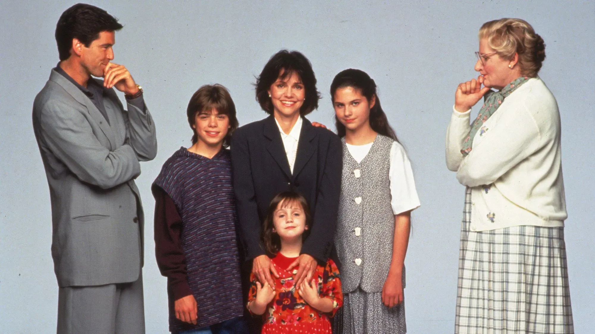 مجموعة من الشخصيات من فيلم "السيدة دوبتفاير"، بما في ذلك بيرس بروسنان وسالي فيلد، في مشهد عائلي مميز.