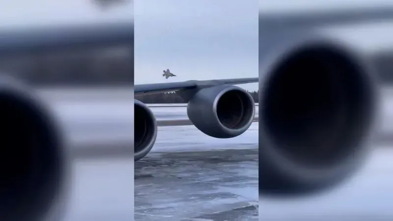 تحطم طائرة F-35 أثناء الاقتراب من الهبوط في قاعدة إيلسون الجوية، مع إظهار مظلة الطيار المفتوحة بعد القذف، مما يشير إلى سلامته.