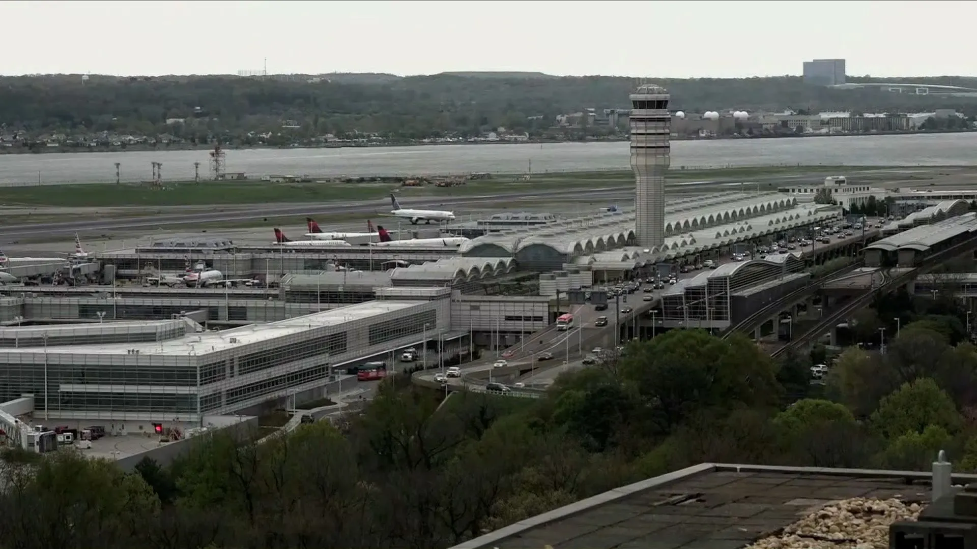 صورة لمطار رونالد ريجان الوطني بواشنطن، تظهر حركة الطائرات والمرافق، بعد حادث اصطدام طائرتين في المطار.