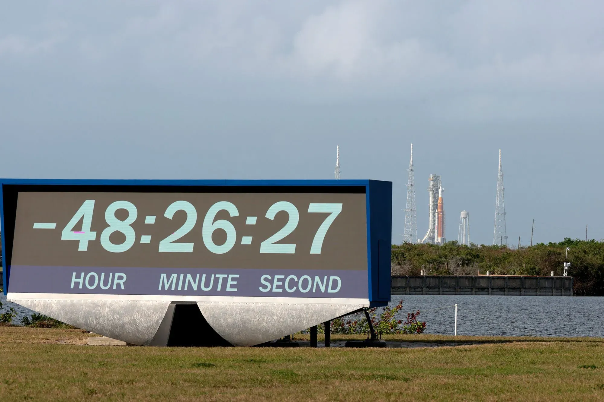 ساعة العد التنازلي تظهر -48:26:27 في مركز كينيدي للفضاء، حيث يستعد رواد الفضاء للإقلاع في مهمة حول القمر.