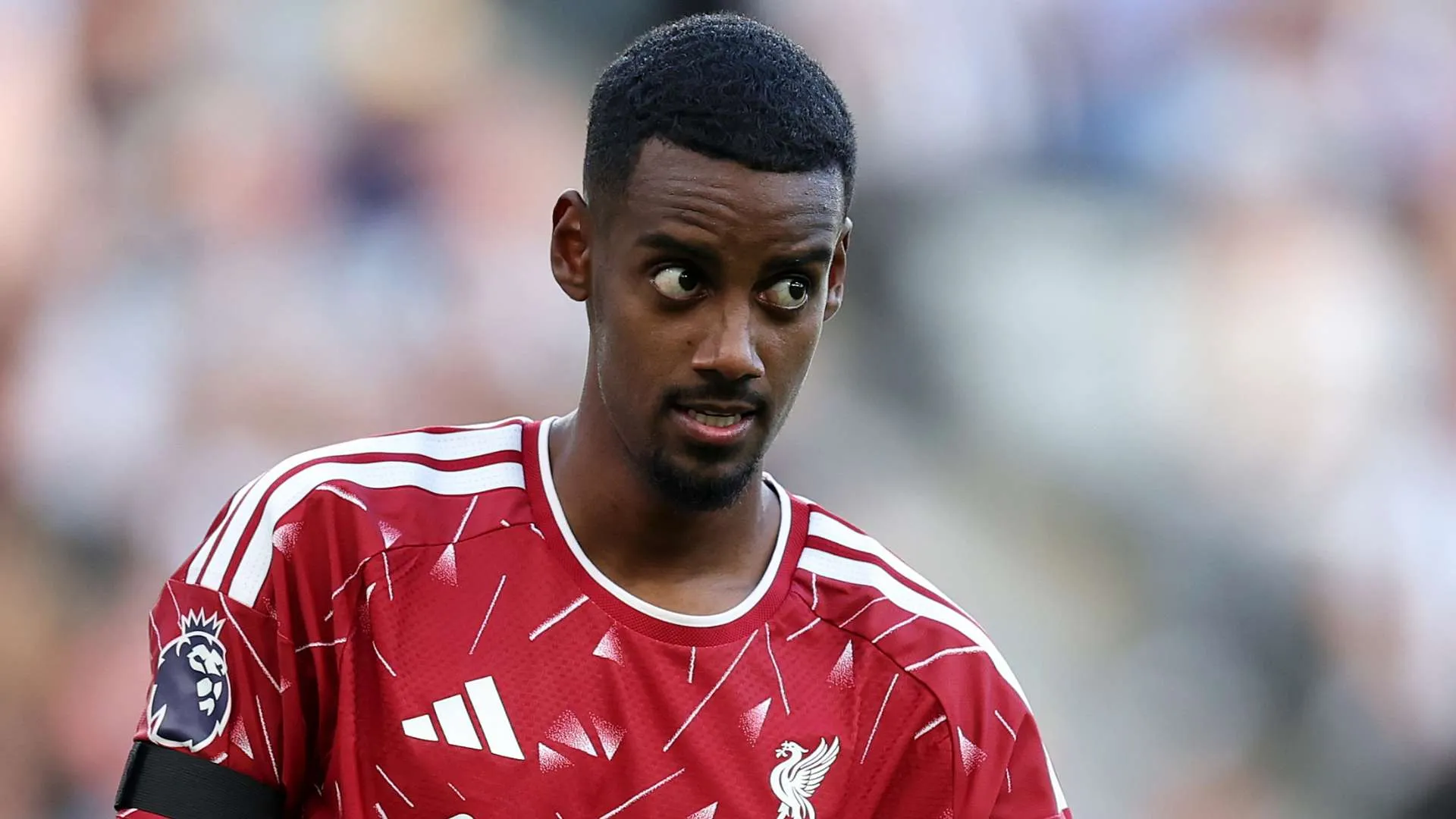 لاعب ليفربول باركولا يرتدي قميص الفريق الأحمر وسط نقاش حول صفقة انتقاله القياسية بقيمة 123 مليون جنيه إسترليني وتأثيرها على مستقبل كرة القدم.