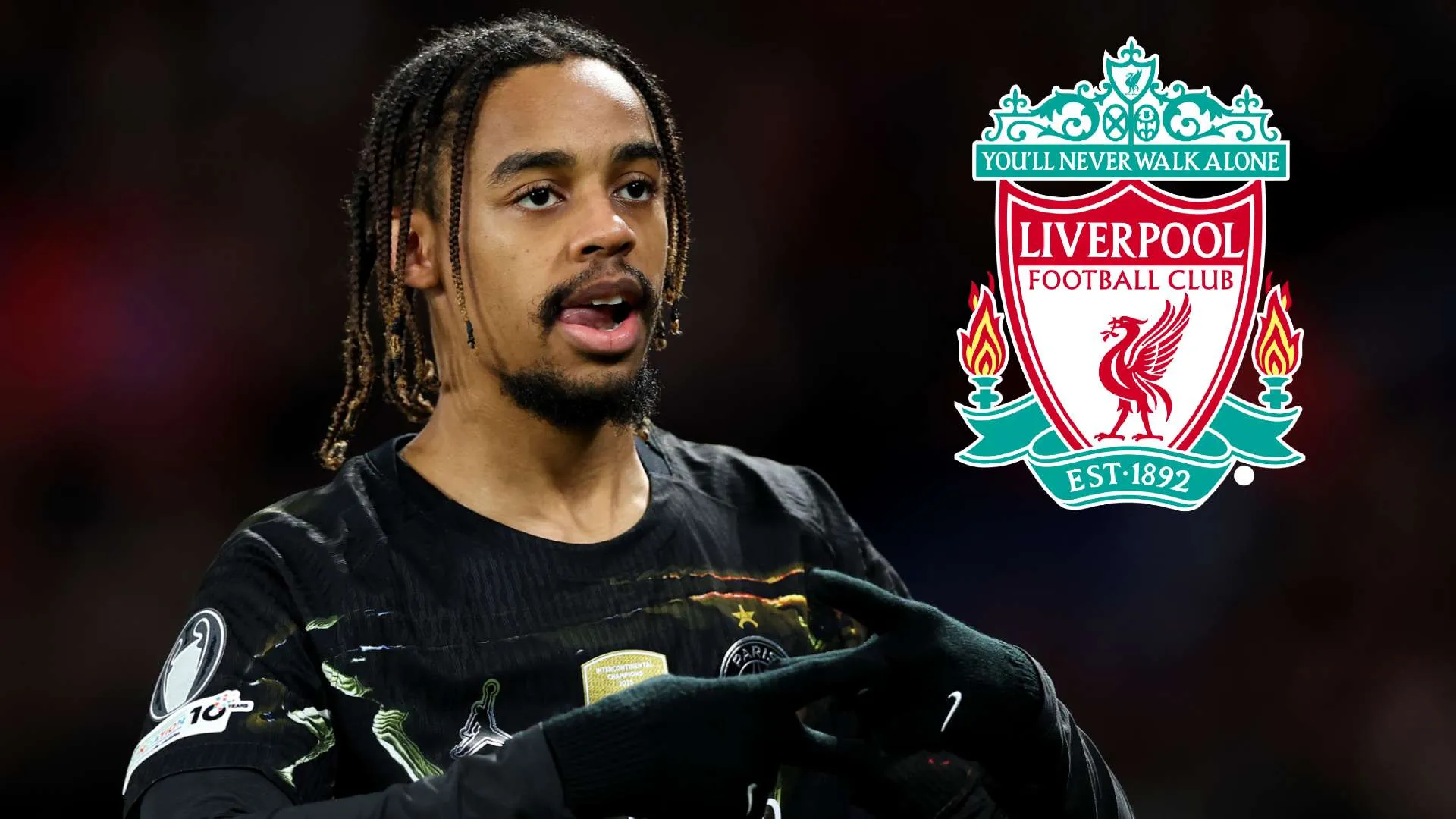 لاعب كرة قدم شاب يرتدي زي باريس سان جيرمان مع شعار نادي ليفربول، يرمز لصفقة انتقال باركولا المثيرة للجدل بقيمة 123 مليون جنيه إسترليني.