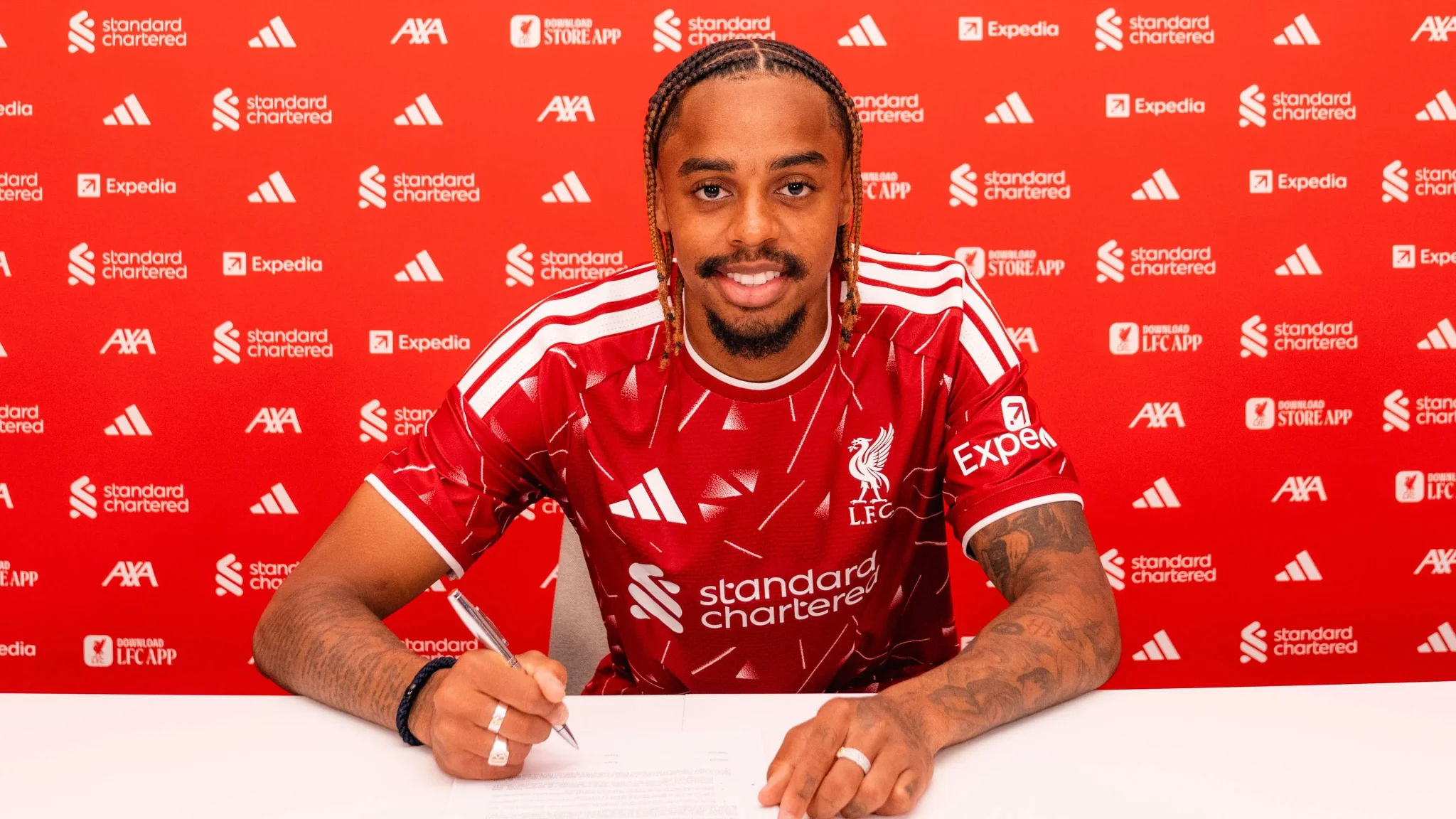 لاعب باركولا يوقع عقد انتقاله إلى ليفربول بقيمة 123 مليون جنيه إسترليني وسط نقاش حول ارتفاع أسعار صفقات كرة القدم.