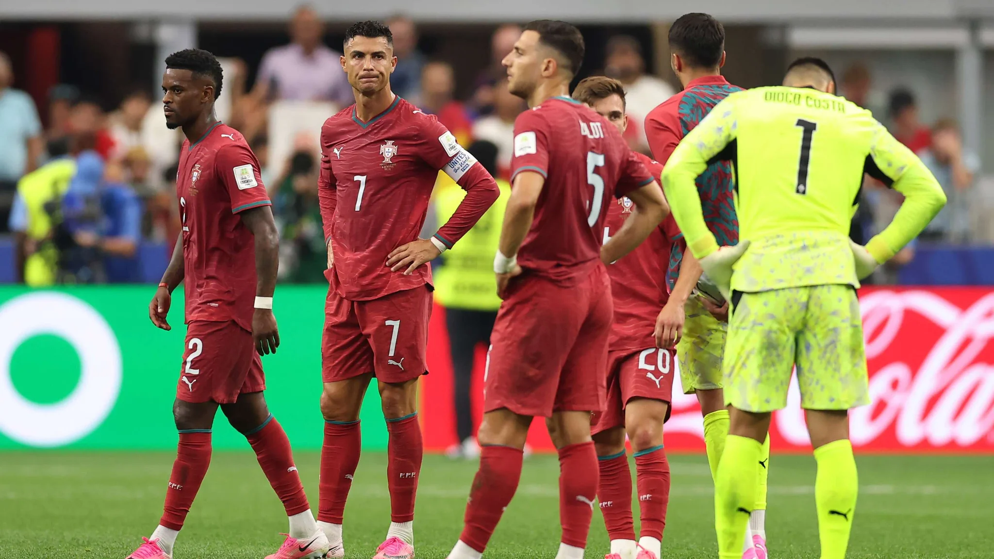 لاعبو منتخب البرتغال، بمن فيهم كريستيانو رونالدو، يظهرون بحزن وخيبة أمل بعد الخروج من كأس العالم أمام إسبانيا.