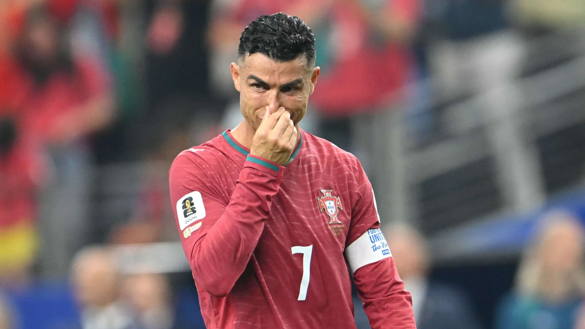 كريستيانو رونالدو يظهر بحزن بعد خروج البرتغال من كأس العالم أمام إسبانيا، وسط نقاش حول مستقبله كمدرب محتمل.