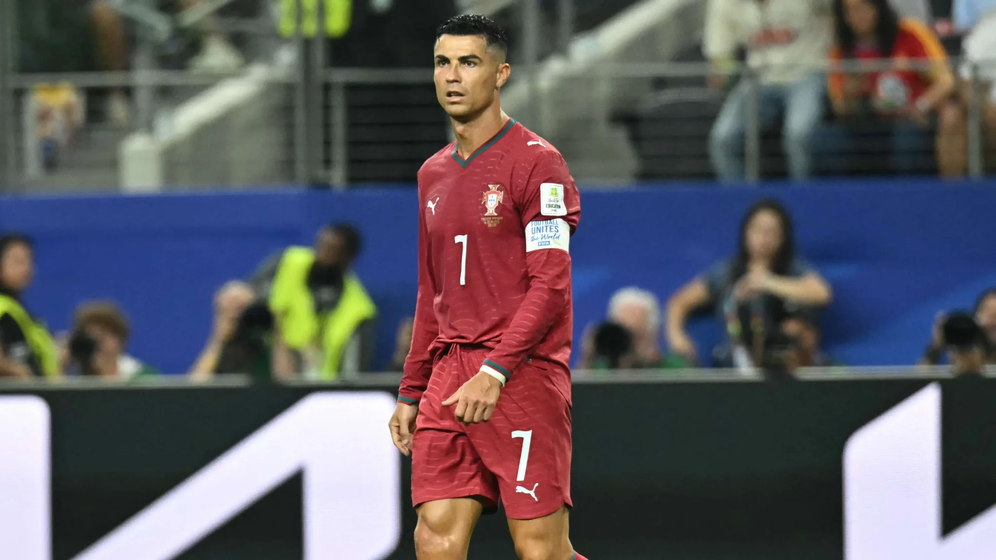 كريستيانو رونالدو في ملعب كأس العالم يرتدي زي المنتخب البرتغالي رقم 7 بعد خروج الفريق من البطولة.