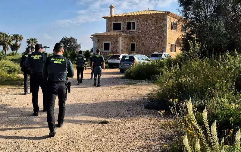 شرطة الحرس المدني تتجه نحو عقار في مايوركا حيث تم اعتقال شخصين بتهمة تربية وبيع قطط غريبة وتهريب حيوانات نادرة.