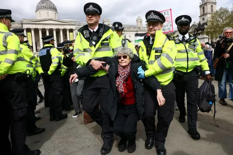 اعتقال امرأة مسنّة خلال احتجاج ضد حظر مجموعة Palestine Action في ساحة Trafalgar بلندن، وسط تواجد مكثف للشرطة.