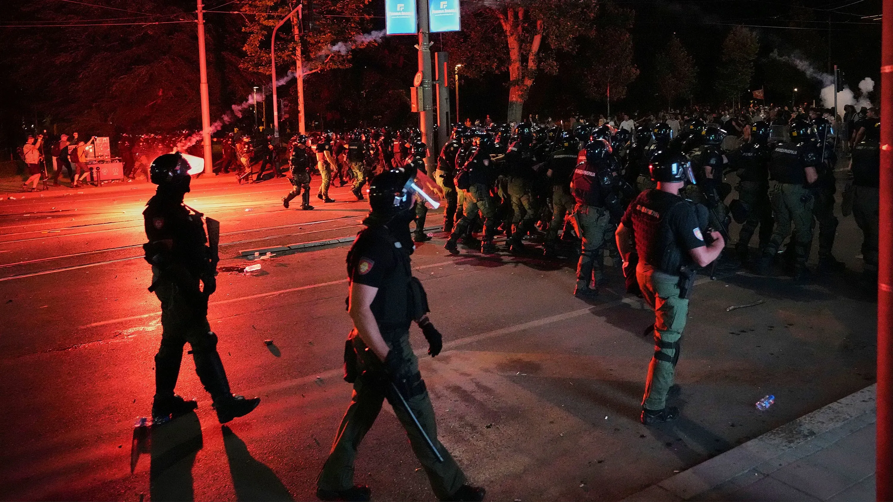 اشتباكات بين شرطة مكافحة الشغب والمتظاهرين في بلغراد، مع استخدام الغاز المسيل للدموع خلال مظاهرة ضد الحكومة للمطالبة بانتخابات مبكرة.
