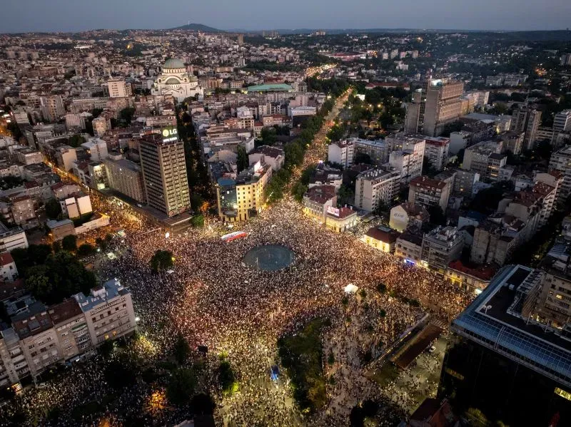 حشود ضخمة من المتظاهرين في ساحة سلافيا ببلغراد، تطالب بإجراء انتخابات برلمانية مبكرة ضد الحكومة الصربية.
