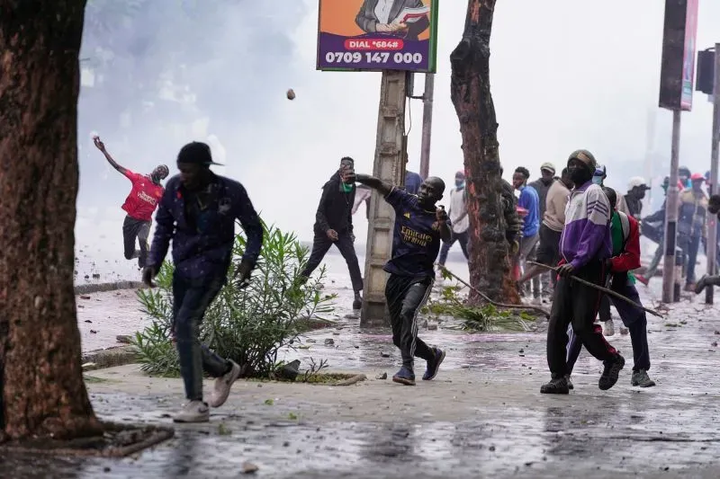 محتجون في نيروبي يواجهون الشرطة خلال مظاهرات ضد الحكومة، مع استخدام الغاز المسيل للدموع وخراطيم المياه لتفريقهم.