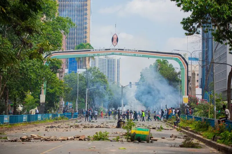 احتجاجات حاشدة في نيروبي مع استخدام الشرطة للغاز المسيل للدموع وخراطيم المياه، وسط الفوضى والركام في الشوارع.