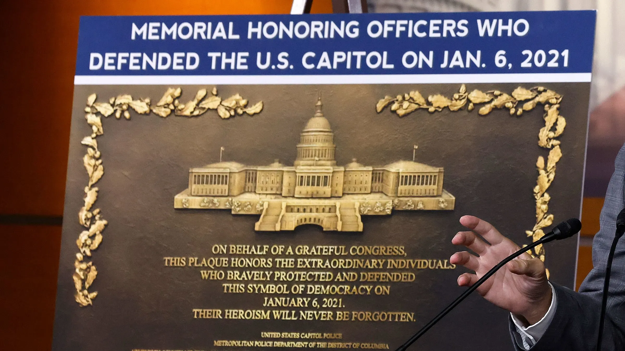 نُصب تذكاري يكرم ضباط الشرطة الذين دافعوا عن مبنى الكابيتول الأمريكي في 6 يناير 2021، مع نص يبرز شجاعتهم.