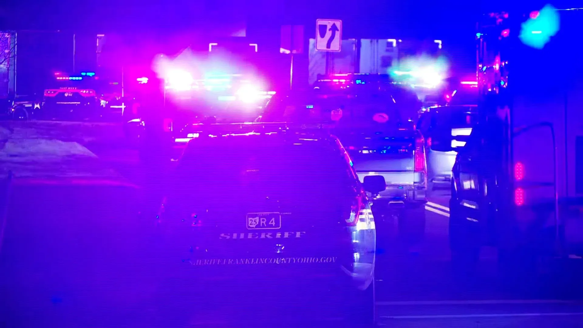 استجابة للشرطة في موقع حادث إطلاق النار في نيو ألباني، مع وجود مركبات الطوارئ والأضواء الساطعة، حيث أصيب خمسة أشخاص.