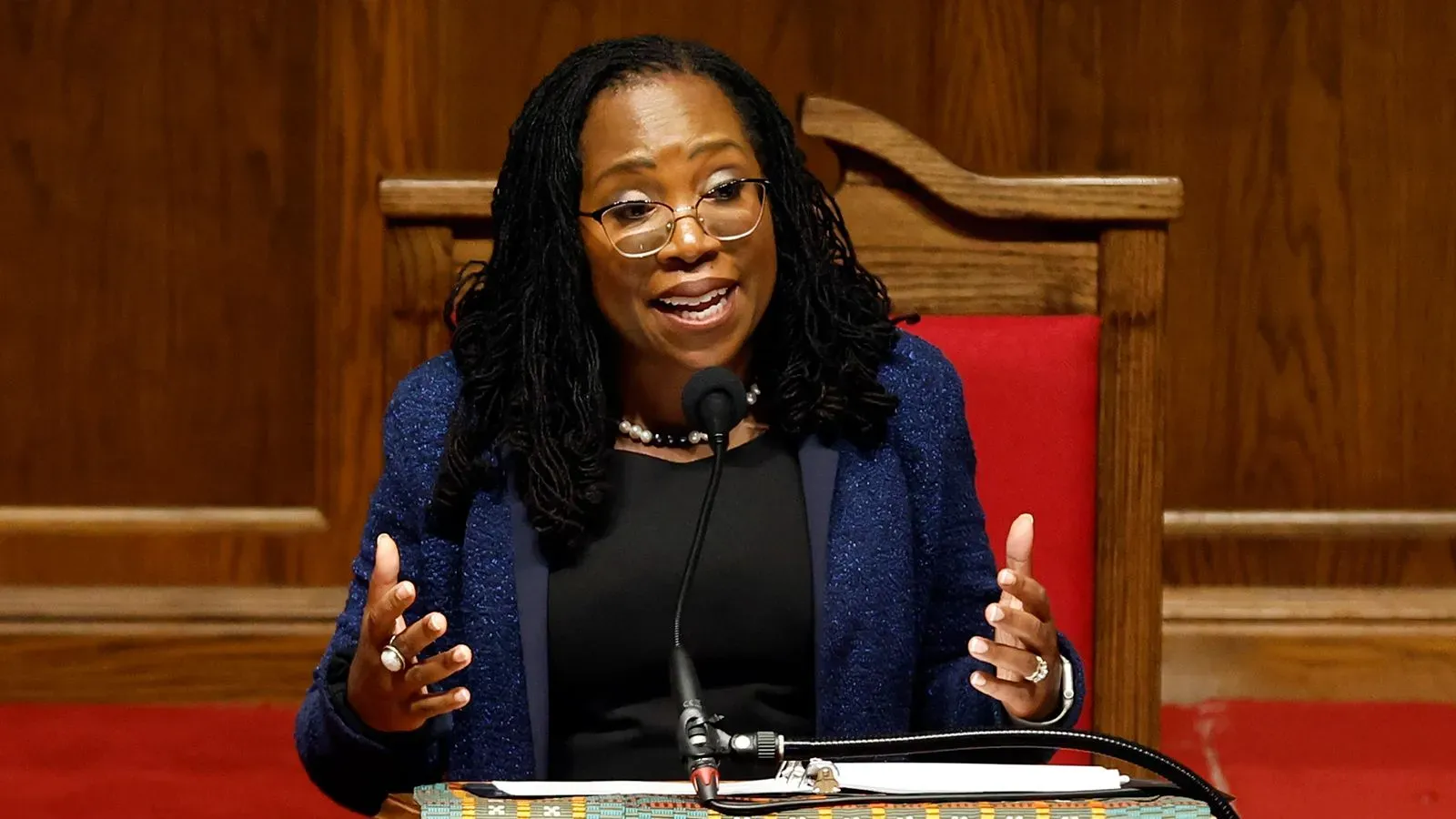 القاضية كيتانجي براون جاكسون تتحدث في مؤتمر قانوني، معبرة عن انتقادها لهجمات الرئيس ترامب على القضاة وتهديدات الديمقراطية.
