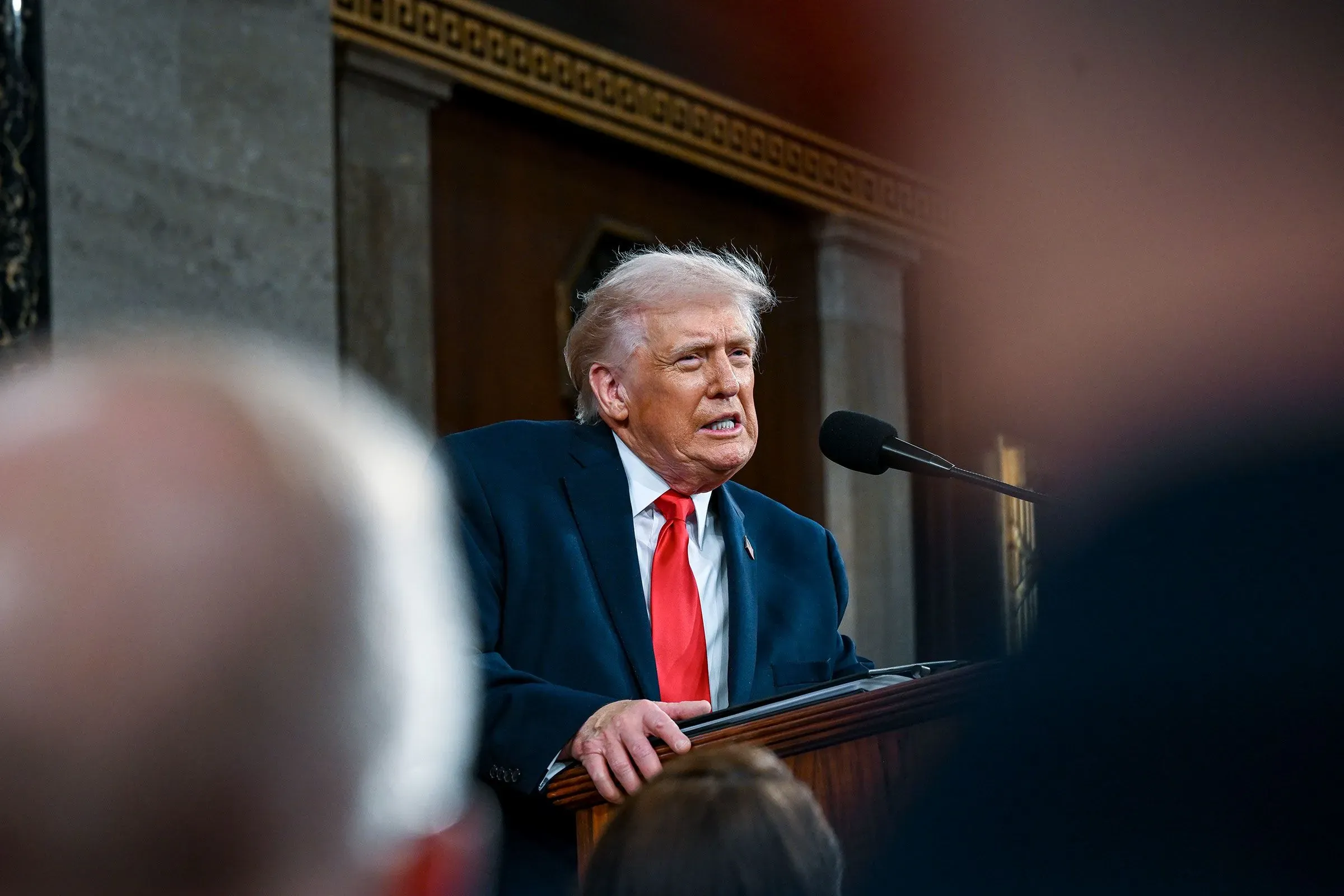 ترامب يتحدث أمام الكونغرس خلال خطاب حالة الاتحاد، مع تزايد القلق بشأن قدرته العقلية بين الأمريكيين.