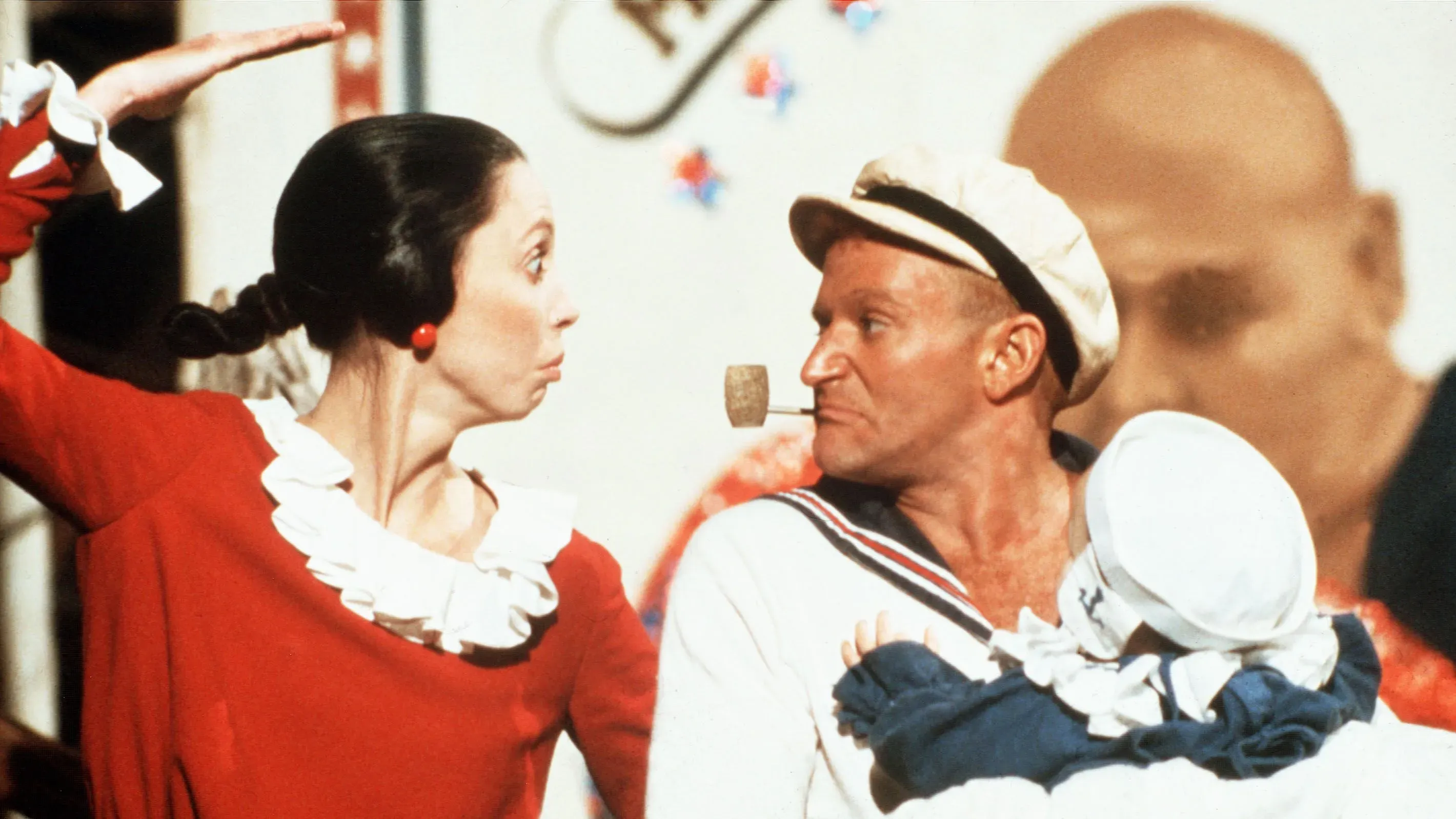 روبن ويليامز وشيللي دوفال في مشهد من فيلم "بوباي" عام 1980، حيث يجسد ويليامز شخصية بوباي بملابسه البحرية.