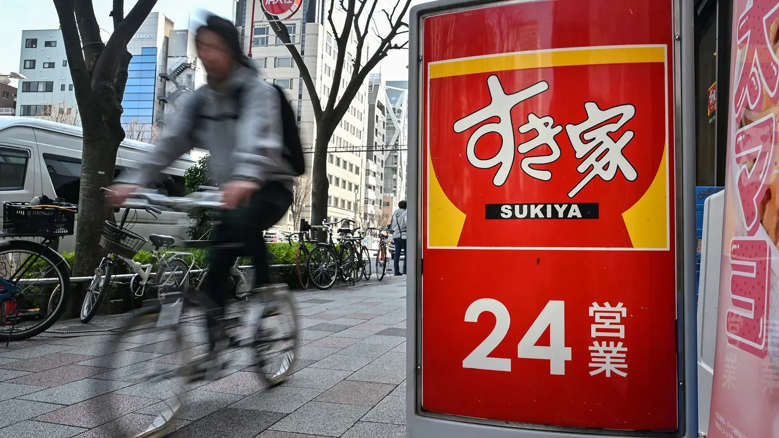 لافتة متجر سوكيا الشهيرة، مع خلفية حضرية، تظهر تفاصيل عن ساعات العمل. المتجر مغلق مؤقتًا بسبب قضايا سلامة الغذاء.