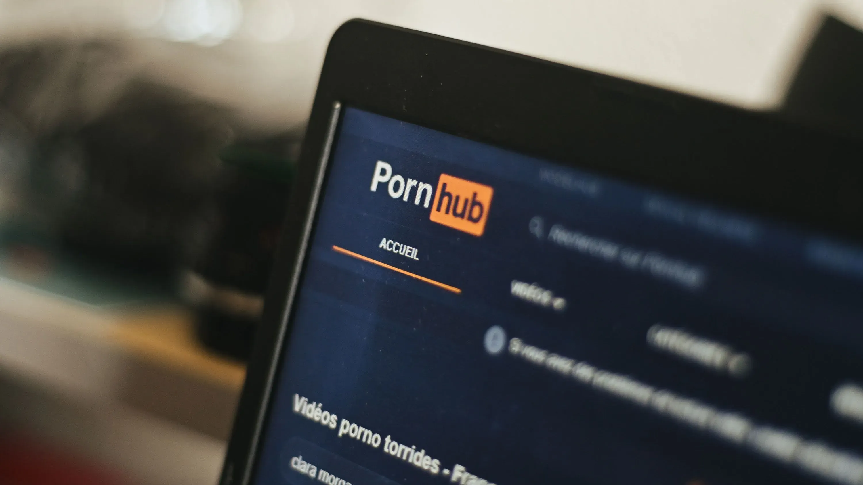 موقع Pornhub يظهر على شاشة كمبيوتر محمول، وسط تحقيق المفوضية الأوروبية حول حماية القاصرين من المحتوى الإباحي.