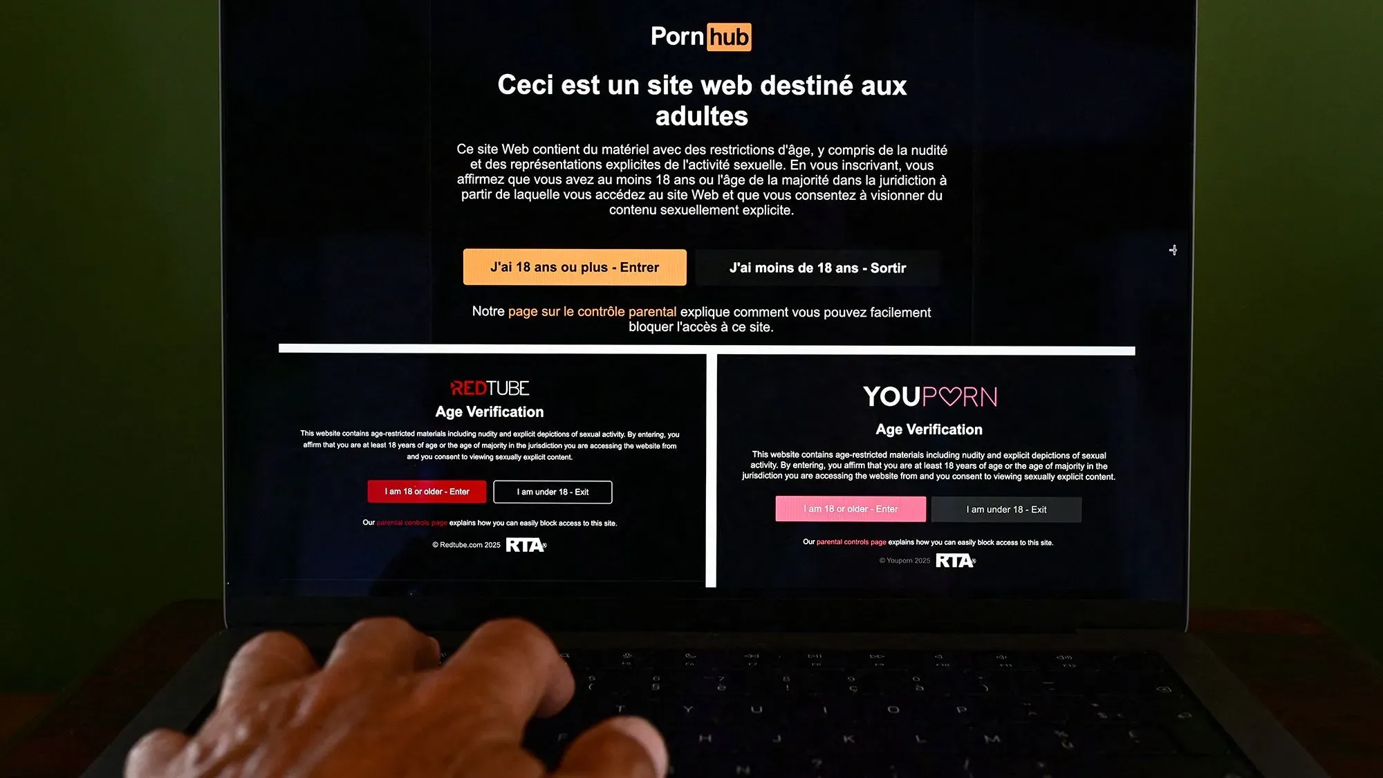 شاشة كمبيوتر تعرض صفحة التحقق من العمر لموقع Pornhub، مع خيارات للدخول أو الخروج، في سياق قانون فرنسي جديد لحماية القاصرين.