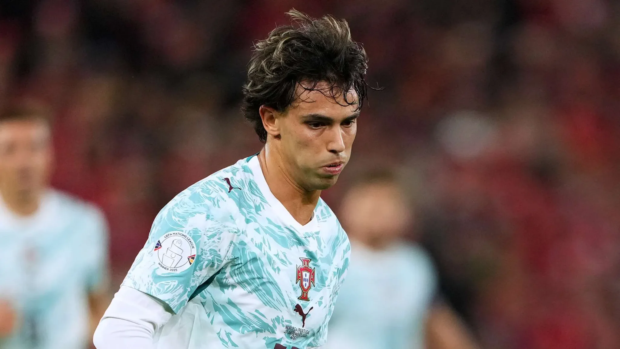لاعب منتخب البرتغال يرتدي زي الفريق الرسمي أثناء مباراة في دوري الأمم الأوروبية ضد الدنمارك.