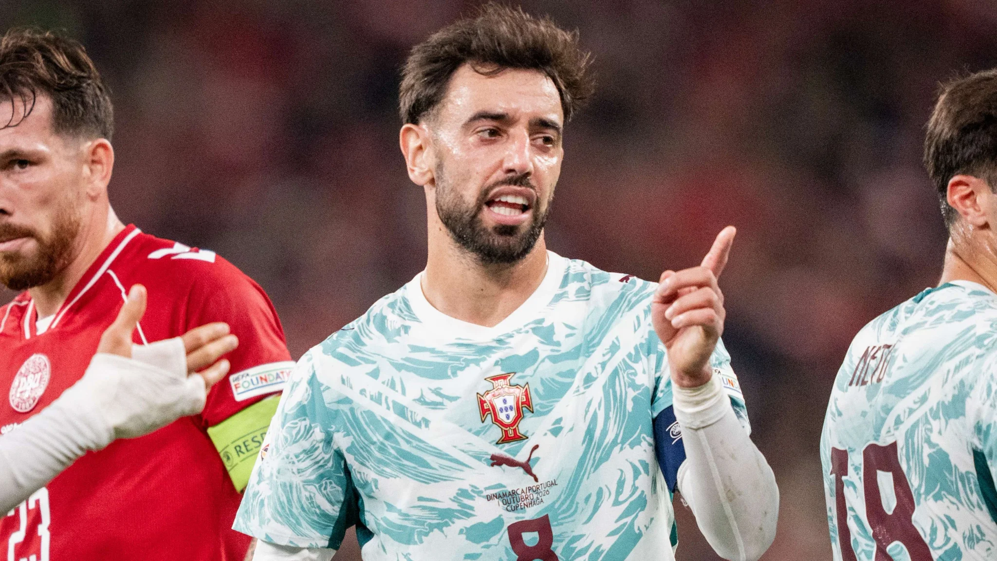 خوان كانسيلو قائد منتخب البرتغال يرتدي الزي الرسمي ويتحدث أثناء مباراة دوري الأمم الأوروبية ضد الدنمارك.
