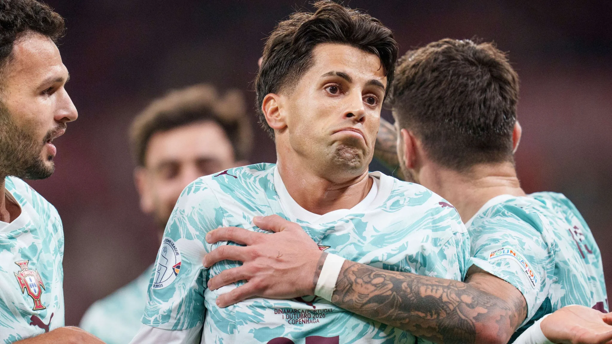 لاعبو منتخب البرتغال يحتفلون بهدف في مباراة دوري الأمم الأوروبية ضد الدنمارك، مع التركيز على بروناو فيرنانديز.