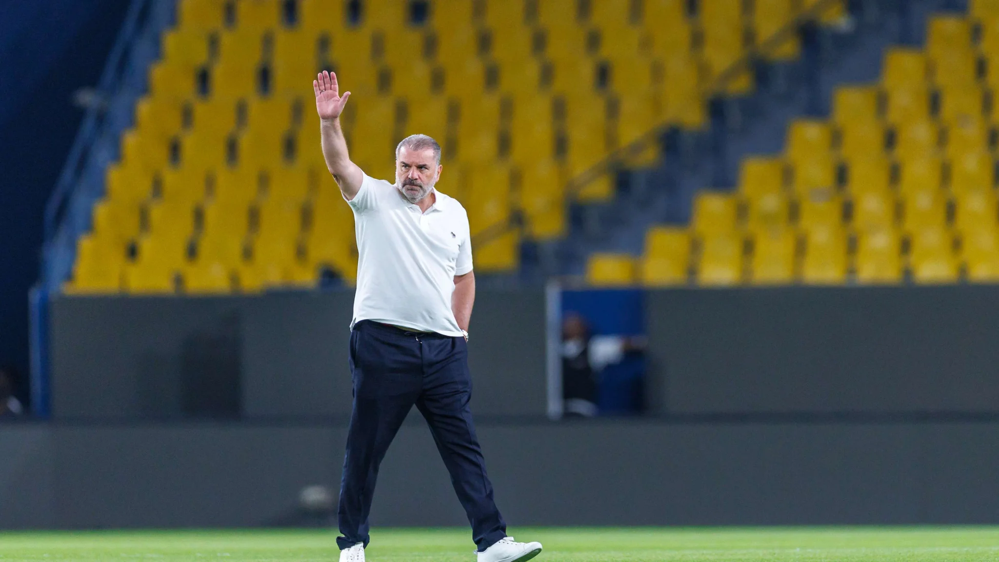 أنجى بوستيكوغلو مدرب النصر يلوح بيده في ملعب مباراة الكلاسيكو السعودي أمام الاتحاد ضمن دوري روشن للمحترفين.