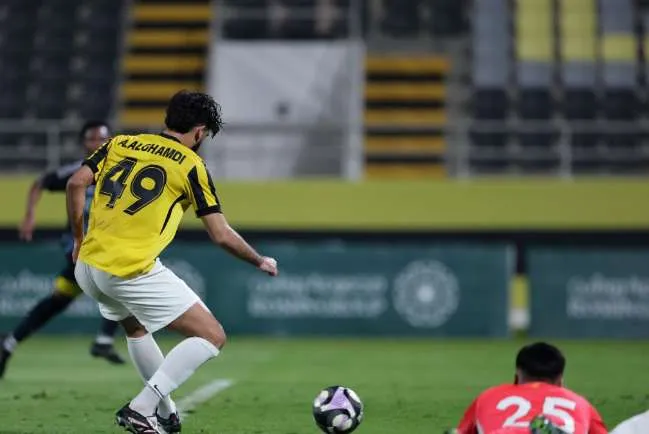 مهاجم الاتحاد عمار الغامدي يرتدي القميص رقم 49 يراوغ حارس المرمى خلال مباراة في دوري Joy Elite تحت 21 سنة.