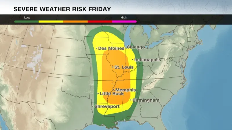 خريطة توضح مناطق خطر الطقس الشديد يوم الجمعة، مع تحديد المناطق المتأثرة بالعواصف والأمطار الغزيرة في وسط الولايات المتحدة.