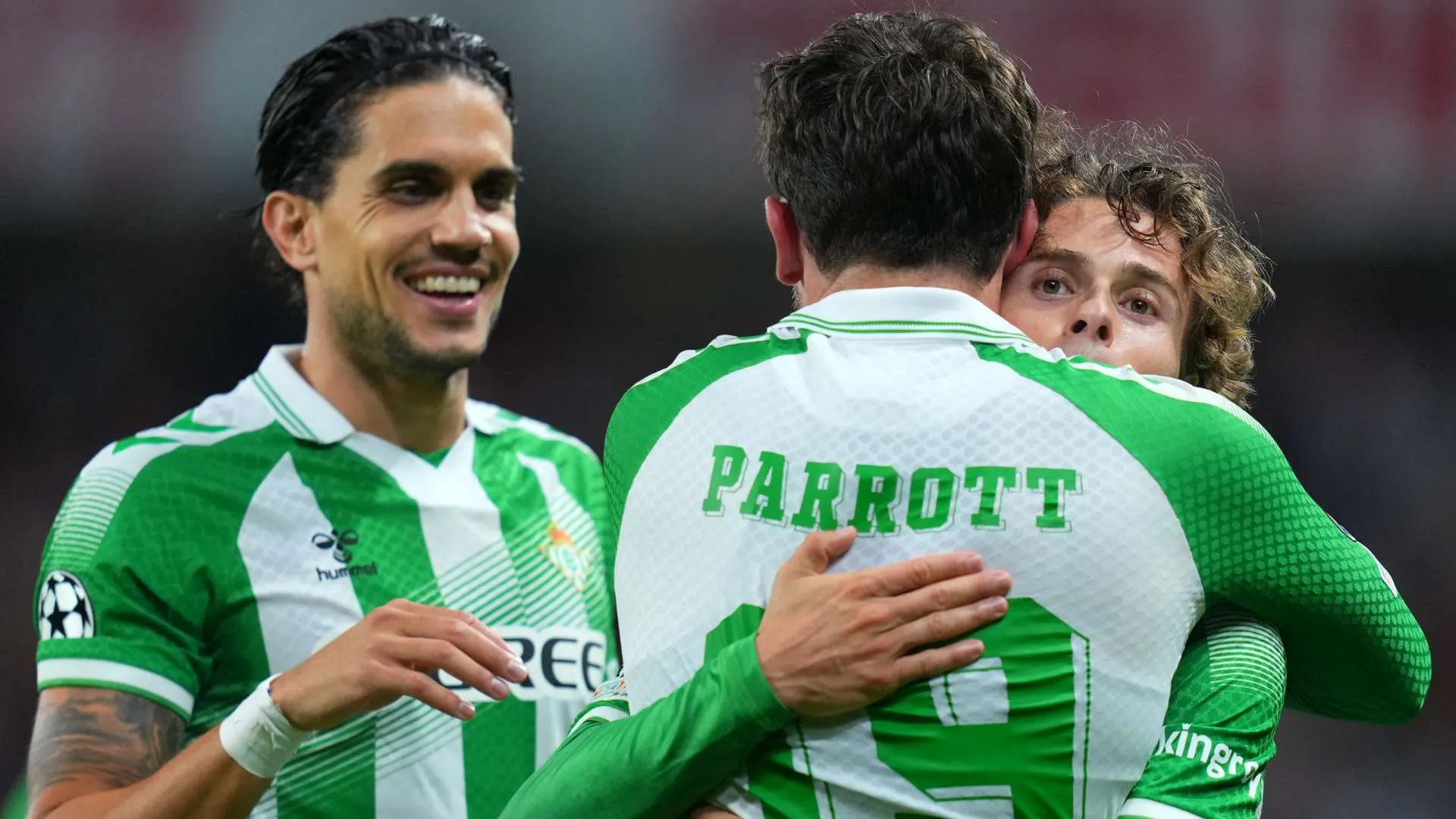 لاعب ريال بيتيس تروي باروت يحتفل مع زملائه بعد تسجيل هدف حاسم في دوري أبطال أوروبا، مؤكدًا تألقه في الدوري الإسباني.
